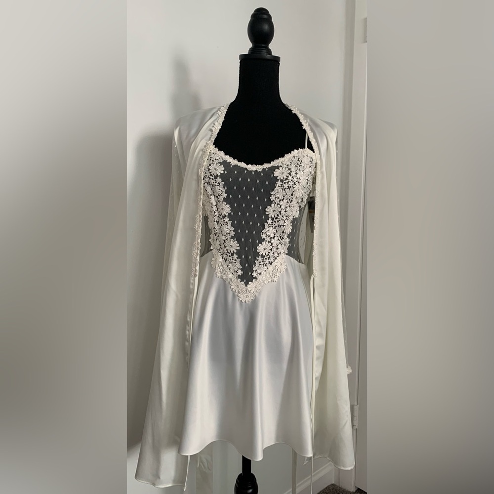 NEW - IVORY BRIDAL GIFT NEGLIGEE SET WITH MATCHING ROBE - FLORA NIKROOZ  - NWT